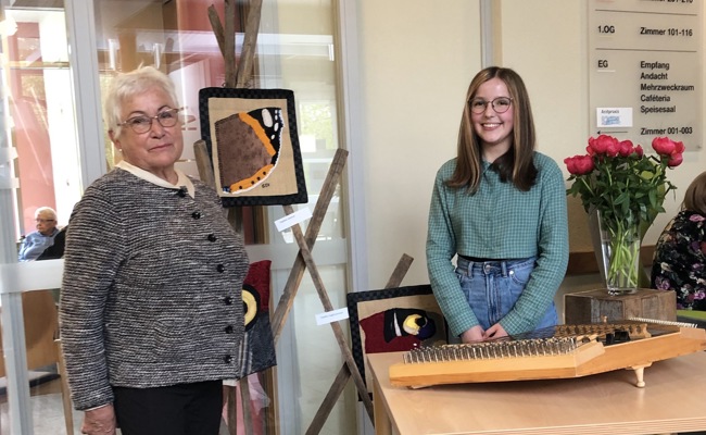 Midissage statt Vernissage für Textilbilder von Gertrud Künzler im Altersheim Forstegg