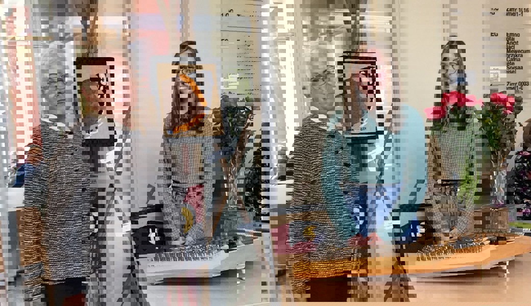  Die Künstlerin Gertrud Künzler aus Grabs und die junge Musikerin Michelle Aggeler aus Sax. 