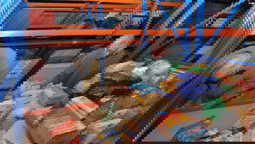  Anpacken ist gefragt: Regale füllen und leeren sich ohne Unterbruch. 