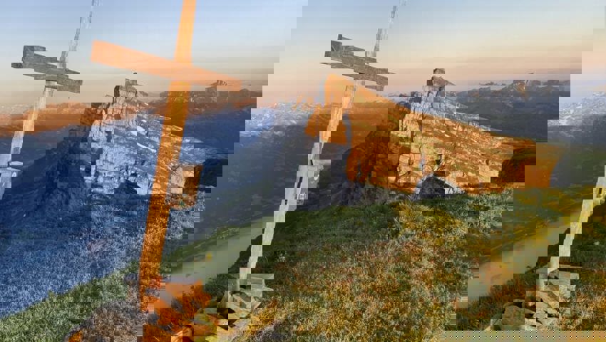  Der Zuestoll wird von den ersten Sonnenstrahlen beschienen. 