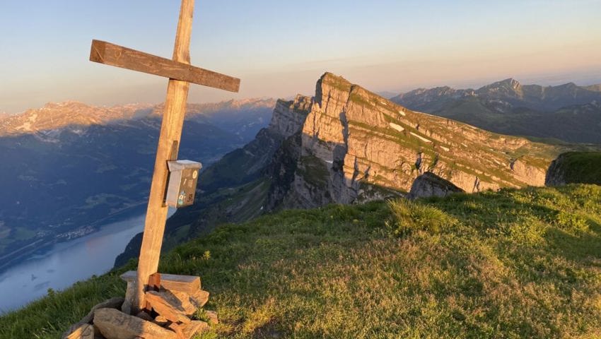 Der Zuestoll wird von den ersten Sonnenstrahlen beschienen. Der Zuestoll wird von den ersten Sonnenstrahlen beschienen.