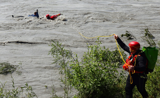 Rega-Rettungsübung: Ein Körper treibt schneller im fliessenden Wasser als ein Jogger rennt