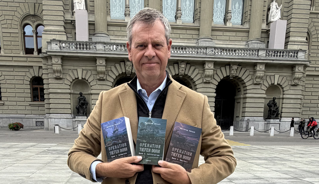 Buchautor Matthias Vetsch vor dem Bundeshaus.