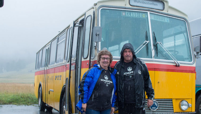  Barbara und Claudio mit ihrem umgebauten Wohnbus, ein ehemaliges Postauto. 