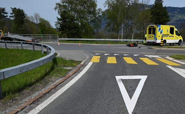Kollision zwischen Zugfahrzeug und Motorrad