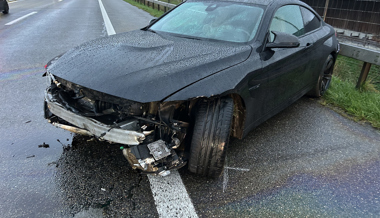21-Jähriger verliert Kontrolle übers Auto: Unfall verursacht rund 120'000 Franken Schaden