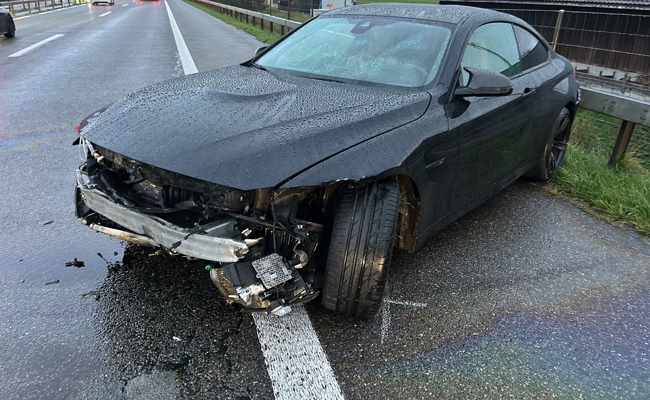 21-Jähriger verliert Kontrolle übers Auto: Unfall verursacht rund 120'000 Franken Schaden
