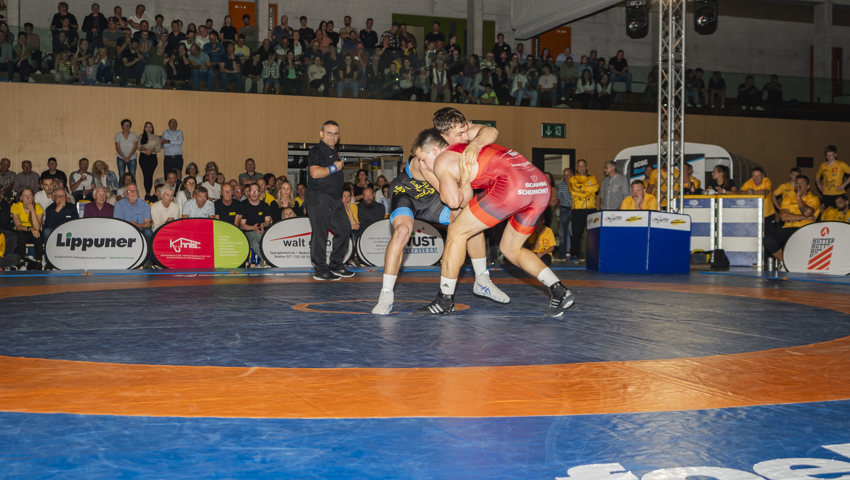 Matteo Tinner (rot) feierte sein Debüt in der ersten Mannschaft des RCOG.