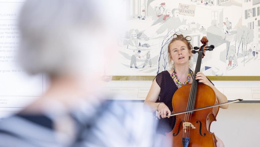 Cellistin Fatima Dunn entführte mit nachdenklichen Klängen.