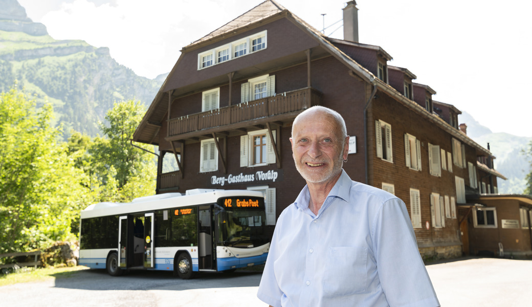 Nachmittags ist hier Zeit für eine längere Fahrpause: Burkhard Heeb an der Sommerendstation der Grabserberglinie, beim Berggasthaus Voralp.