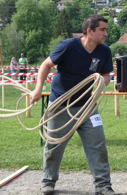 Sieger Thomas Müntener beim Spanntauwerfen. Sieger Thomas Müntener beim Spanntauwerfen.