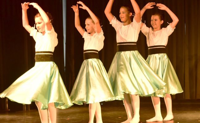 Ballettschule präsentierte unter der Leitung von Beatrice und Noemi Düsel ersten Auftritt