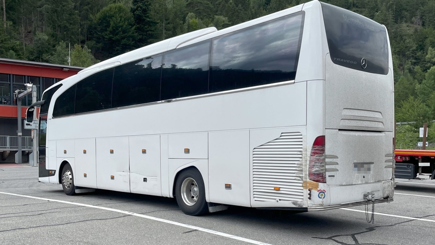 Nach Hinweisen von Verkehrsteilnehmenden unterzog die Polizei den Car einer Kontrolle. Sie stellte gravierende Mängel fest. Nach Hinweisen von Verkehrsteilnehmenden unterzog die Polizei den Car einer Kontrolle. Sie stellte gravierende Mängel fest.