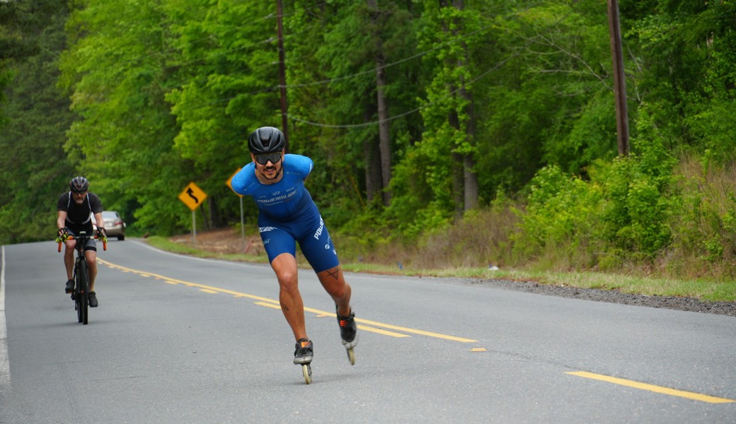 Manuel Neuhold wurde während seiner Challenge von seinem Vater Thomas Neuhold (auf dem Velo) begleitet.