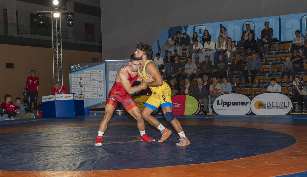 Pedro Barbosa (rot) im Kampf gegen Einsiedelns Verstärkungsringer Jan Faller.