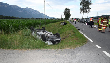 Frontalkollision: Zwei Autos in den Strassengraben überschlagen