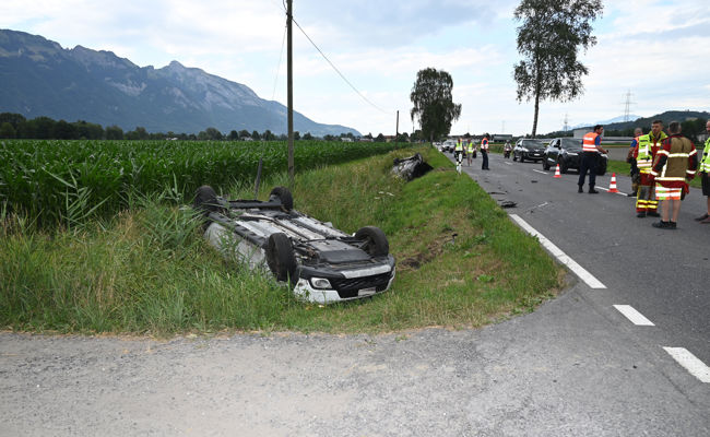 Frontalkollision: Zwei Autos in den Strassengraben überschlagen