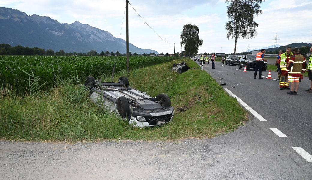 Beide Autos landeten auf dem Dach liegend im Strassengraben.