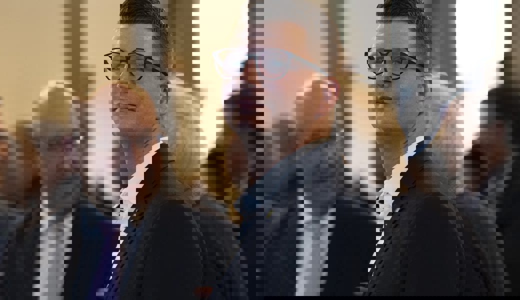 Mike Egger während der Bekanntgabe der Resultate der National- und Ständeratswahlen im Pfalzkeller in St. Gallen.