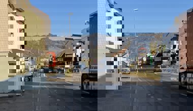 100 anstatt mit 50: Raser hat  Auto abgegeben und  Therapie begonnen