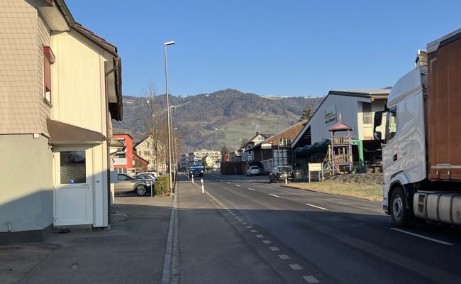 100 anstatt mit 50: Raser hat  Auto abgegeben und  Therapie begonnen