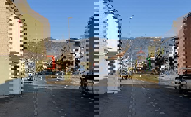 100 anstatt mit 50: Raser hat  Auto abgegeben und  Therapie begonnen