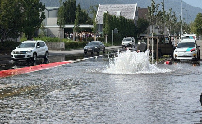 Hydrant gerammt: Strasse unter Wasser