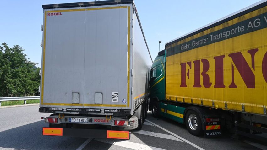  In Schaanwald kollidierte ein Lastwagenlenker mit seiner Fahrzeugkombination gegen einen geparkten Sattelschlepper. 