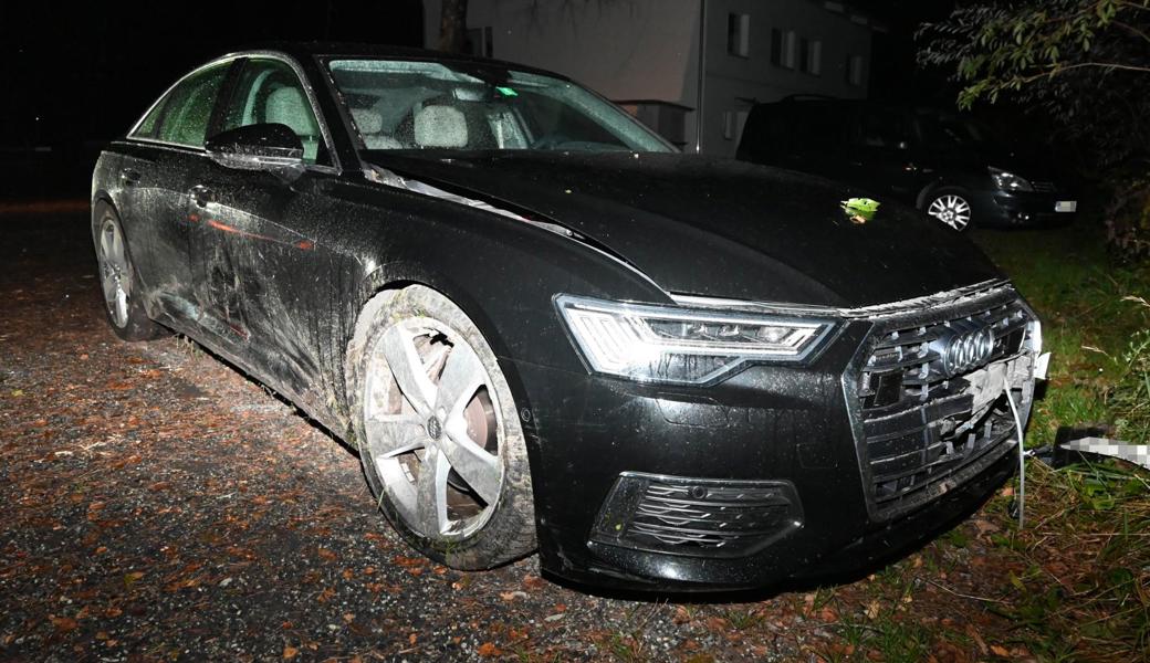 An Auto und Umgebung entstand Sachschaden in der Höhe von rund 10'000 Franken.