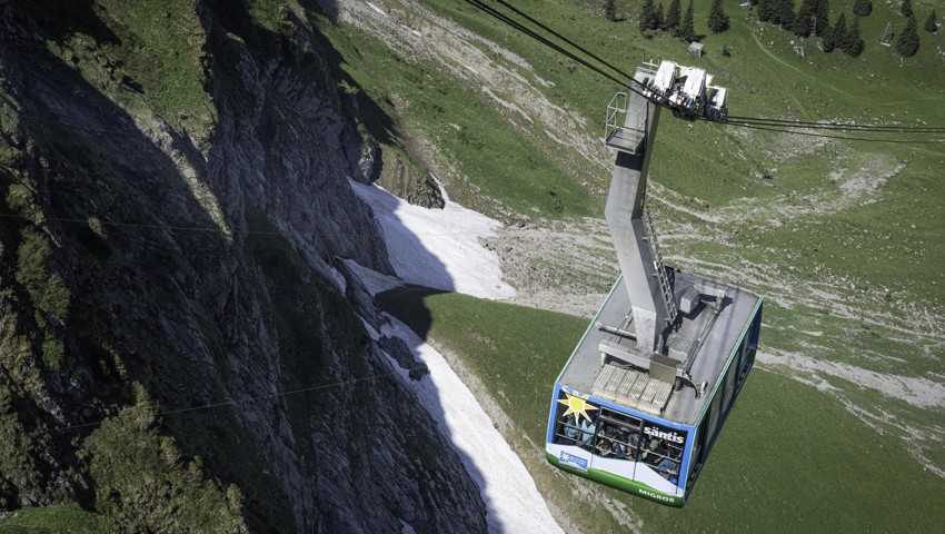 Die Luftseilbahn transportiert bis zu 85 Personen auf den Säntis. Die Luftseilbahn transportiert bis zu 85 Personen auf den Säntis.