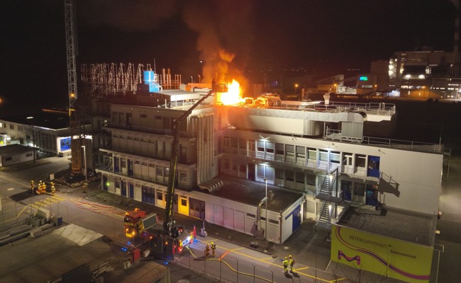 Schon wieder ein Brand: Auf einem Dach brach Feuer aus