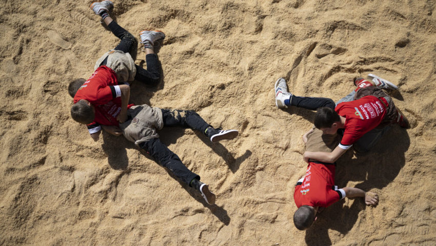  Die Kinder lernen am Königscamp zahlreiche Formen des Schwingsports - zum Beispiel, wie man im Bodenkampf zum Erfolg kommt. 