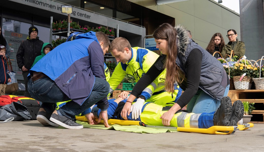 Ein Sanitäter erklärte laufend die Vorgehensweise. Einzelne wurden als Ersthelfer in die Demos miteingebunden.