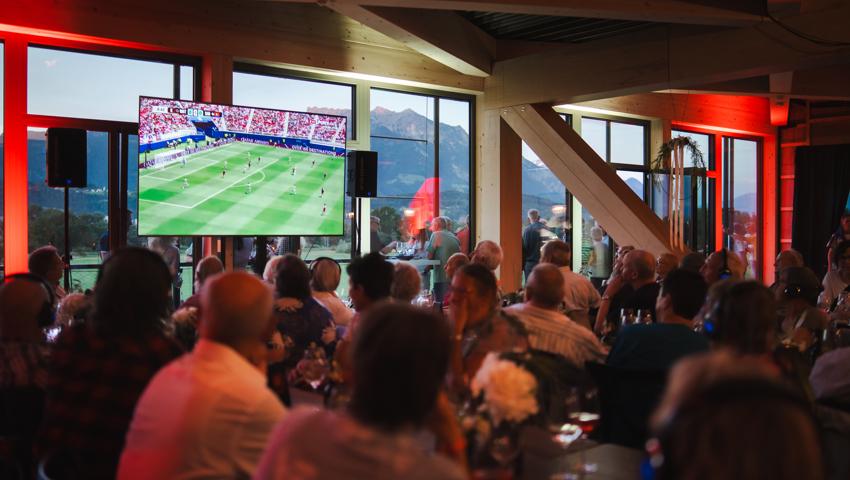 Public Viewing des WM-Spiels Katar–Schweiz während der Party.