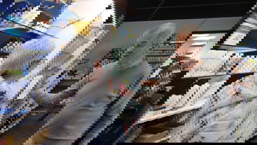  Das Beratungsgespräch im Reformhaus P. Hugentobler gestaltet sich leichter, wenn man wieder ganze Gesichter sieht. 