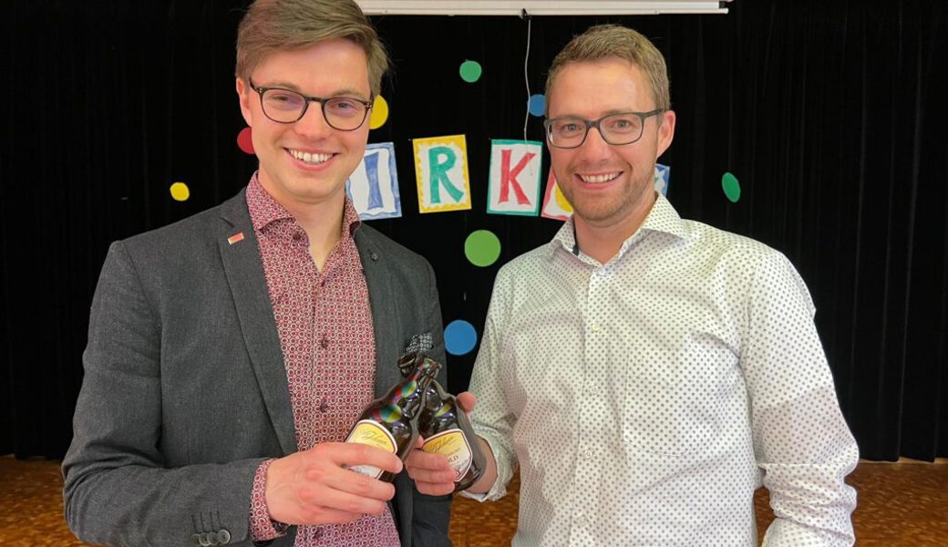  Der neue und der alte Präsident stossen auf den Toggenburger Freisinn an: Ruben Schuler, links, und Simon Seelhofer, rechts. 