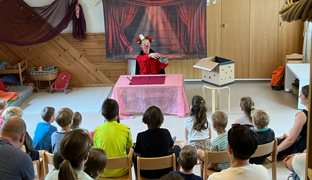 Mit Zaubertricks, Jonglierkünsten und Kurzgeschichten begeisterte die Clownin die Gäste.