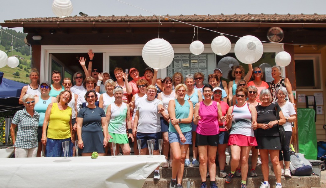 Grosse Freude über den gelungenen Tag, an dem es nicht nur um Tennis ging, auch Bänkli-Fitness war ein Teil des Rahmenprogramms: die Teilnehmerinnen des 3. Ladies-Day. 