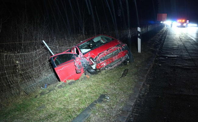 Mit dem Auto ins Wiesenbord: Sachschaden von mehr als 30'000 Franken