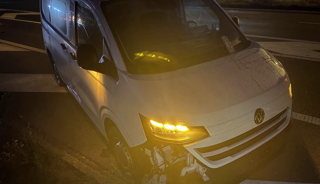 Der Lieferwagen rammte den liegenden Töff. 