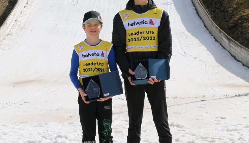  Nino Leeser vom SC Grabs und Lars Künzle vom SSC Toggenburg (von links) durften sich über den Gesamtsieg der Helvetia Nordic Trophy freuen. 