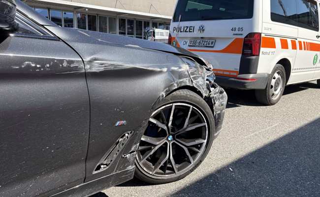 Autofahrer kracht in Baustellenleitplanke und fährt weiter