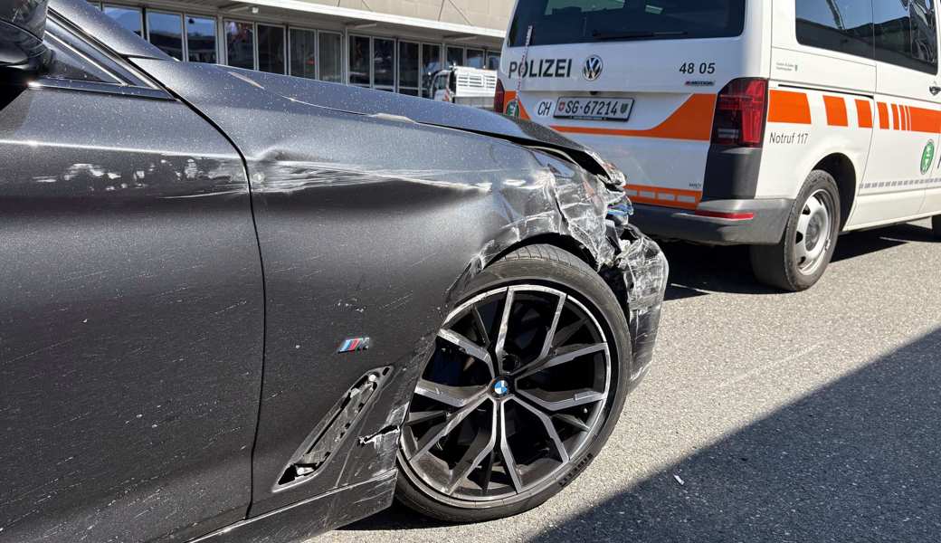 Autofahrer kracht in Baustellenleitplanke und fährt weiter