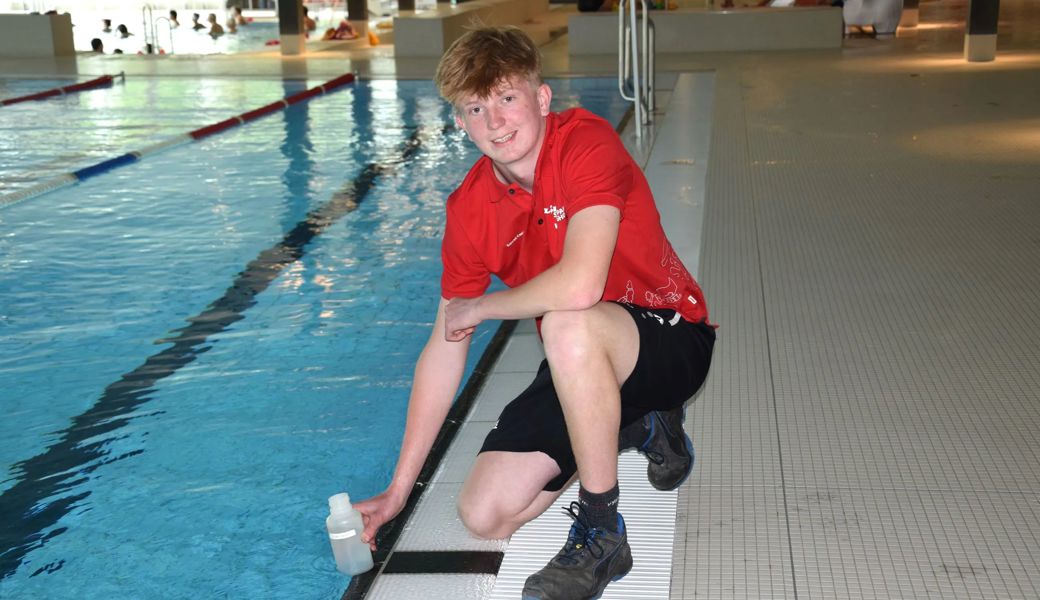 Konrad Kaesler macht im Bergholz die Lehre zum Fachmann Betriebsunterhalt mit Schwerpunkt Sportanlagen. Im März war er als Badmeister im Hallenbad im Einsatz. 