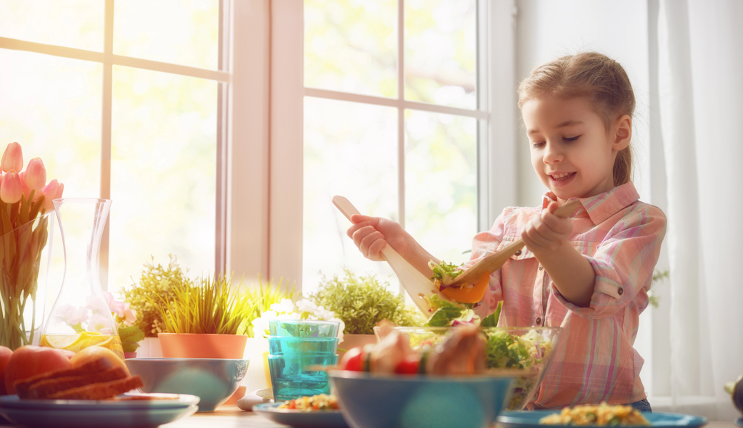 Kinder sollen mitentscheiden und mitgestalten dürfen. Zum Beispiel beim Tischdecken oder dabei entscheiden, was gekocht wird. 