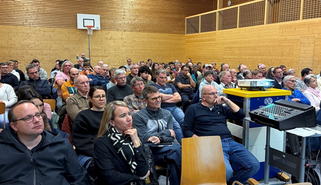 Die Turnhalle im Schulhaus Lienz war gut besucht.
