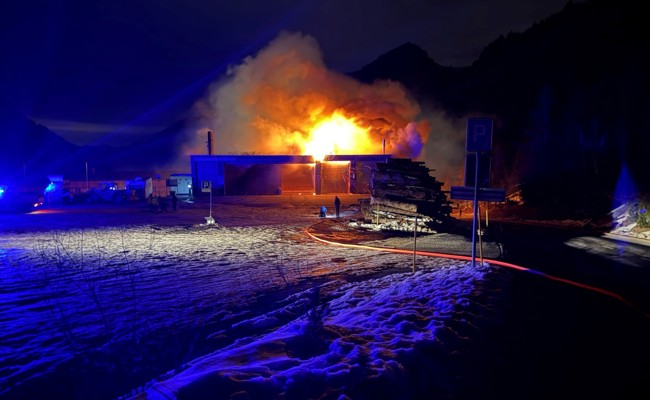 Holzheizkraftwerk in Brand geraten, Ursache unbekannt