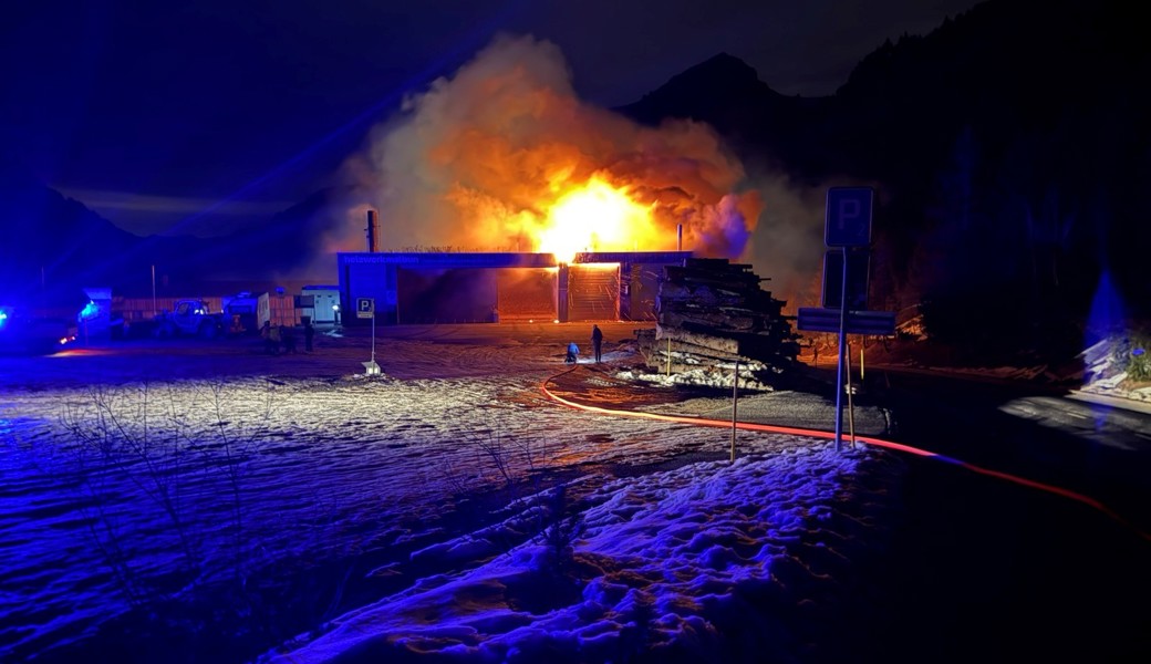 Das in Brand geratene Holzkraftwerk in der Gemeinde Triesenberg