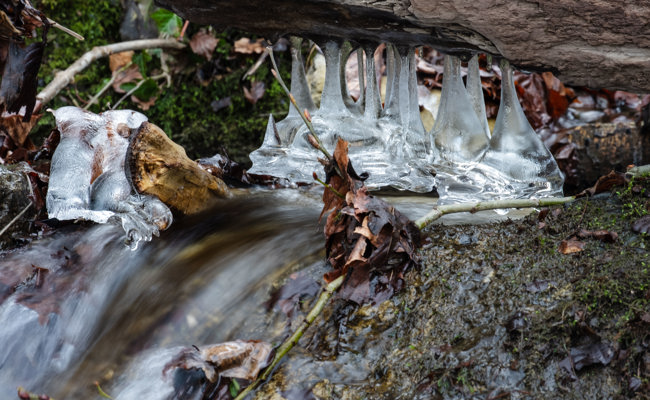 Faszinierende Eisgebilde am Röllbach