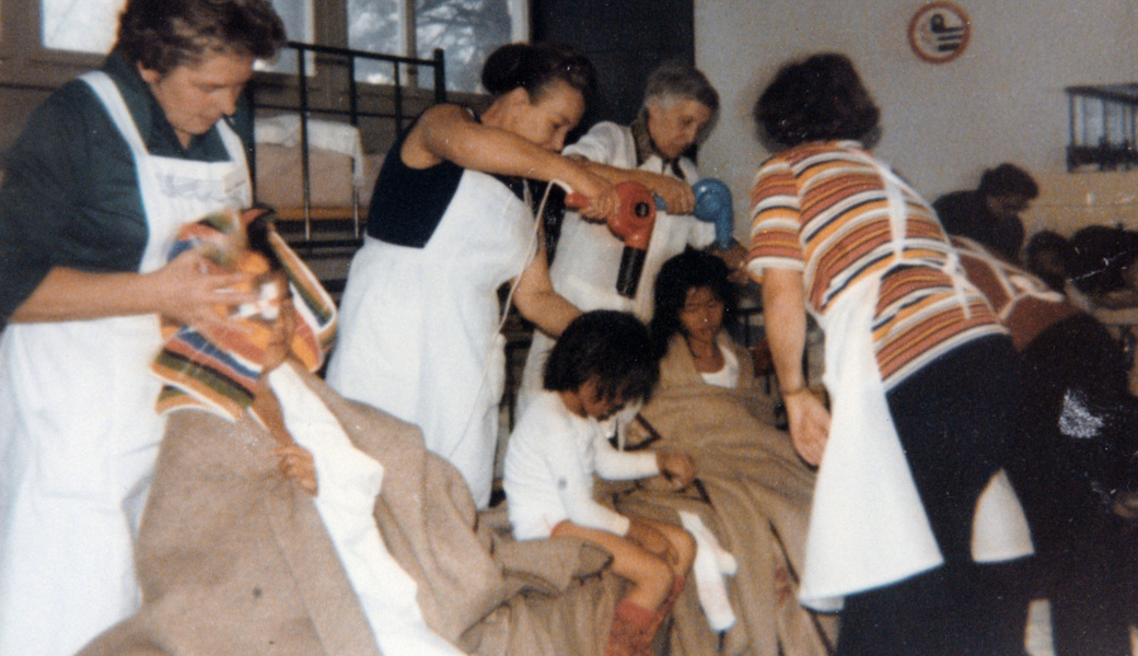 1979, Flüchtlingskinder aus Vietnam bei der Körperpflege: Die Grenzsanitätsstelle Birkenau war für medizinische Untersuchungen von Arbeitskräften und deren Familien zuständig. Die Kontrollen dienten dem allgemeinen Gesundheitsschutz. 